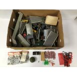 A LARGE COLLECTION OF ASSORTED MODEL RAILWAY RELATED ITEMS, INCLUDING TRI-ANG PLATFORMS AND MORE