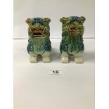 A PAIR OF CHINESE GLAZED CERAMIC DOGS OF FAUX, 13.5CM HIGH