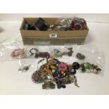 A COLLECTION OF ASSORTED COSTUME JEWELLERY, INCLUDING A SILVER NECKLACE, 10G