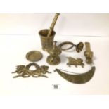 AN ASSORTMENT OF VINTAGE BRASS WARE, INCLUDING A FRENCH PESTLE AND MORTAR WITH ISLAMIC DECORATION, A