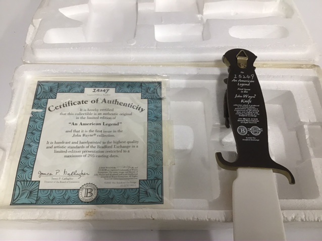 A BRADFORD EXCHANGE LIMITED EDITION "AN AMERICAN LEGEND" JOHN WAYNE KNIFE, NO 15249 OF 249, 27.5CM - Image 3 of 3