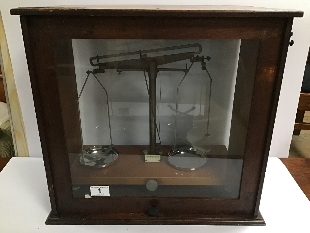 A VINTAGE SET OF BALANCE SCALES IN GLAZED WOODEN CASE, 31.5CM HIGH