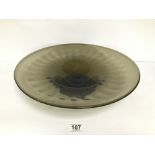 A LARGE SMOKY GLASS DISPLAY CENTER PIECE DISH BY SCHNEIDER, ETCHED MARK TO THE PEDESTAL BASE, 42CM