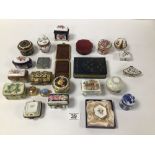 A MIXED LOT OF PORCELAIN TRINKET BOXES, INCLUDING A BOXED EXAMPLE BY ROYAL CROWN DERBY, ALSO