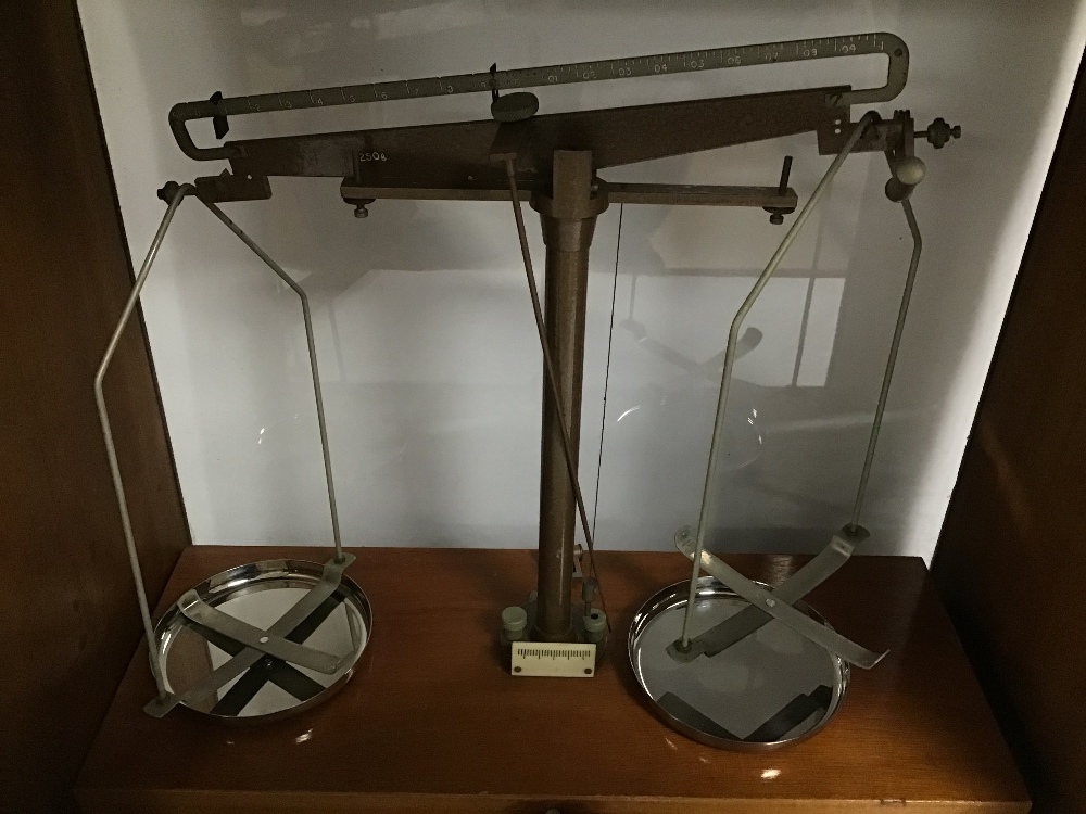 A VINTAGE SET OF BALANCE SCALES IN GLAZED WOODEN CASE, 31.5CM HIGH - Image 2 of 2