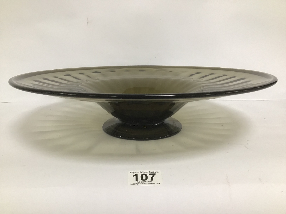 A LARGE SMOKY GLASS DISPLAY CENTER PIECE DISH BY SCHNEIDER, ETCHED MARK TO THE PEDESTAL BASE, 42CM - Image 3 of 3