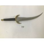 A PAKISTANI SHORT SWORD/KNIFE WITH CURVED BLADE, 47.5CM LONG