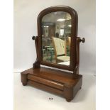 A VICTORIAN MAHOGANY DRESSING TABLE MIRROR WITH SINGLE DRAW TO THE FRONT, 53.5CM HIGH