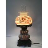 A 20TH CENTURY PAINTED GLASS OIL LAMP WITH METAL FIXINGS, 46CM HIGH