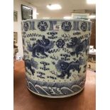 A LARGE CHINESE 19TH CENTURY BLUE AND WHITE PLANTER DECORATED WITH DRAGONS 45 X 48 CMS