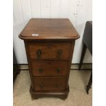 A VICTORIAN MAHOGANY THREE DRAWER CHEST H 77, W 43, D 51CMS