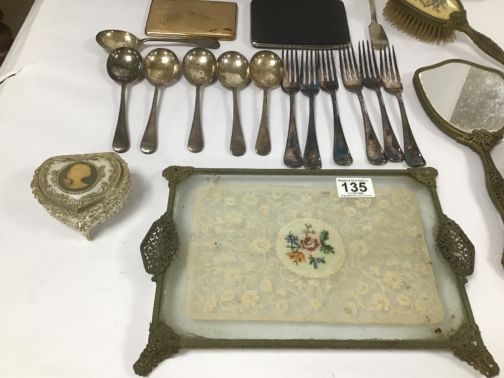 A MIXED LOT OF COLLECTABLES INCLUDING A DRESSING TABLE SET WITH PIERCED DETAILING, SILVER PLATE FISH - Image 3 of 5