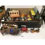 AN EXTENSIVE COLLECTION OF VINTAGE PLASTIC TOY SOLDIERS, FIGURES AND SCENARY, INCLUDING RED