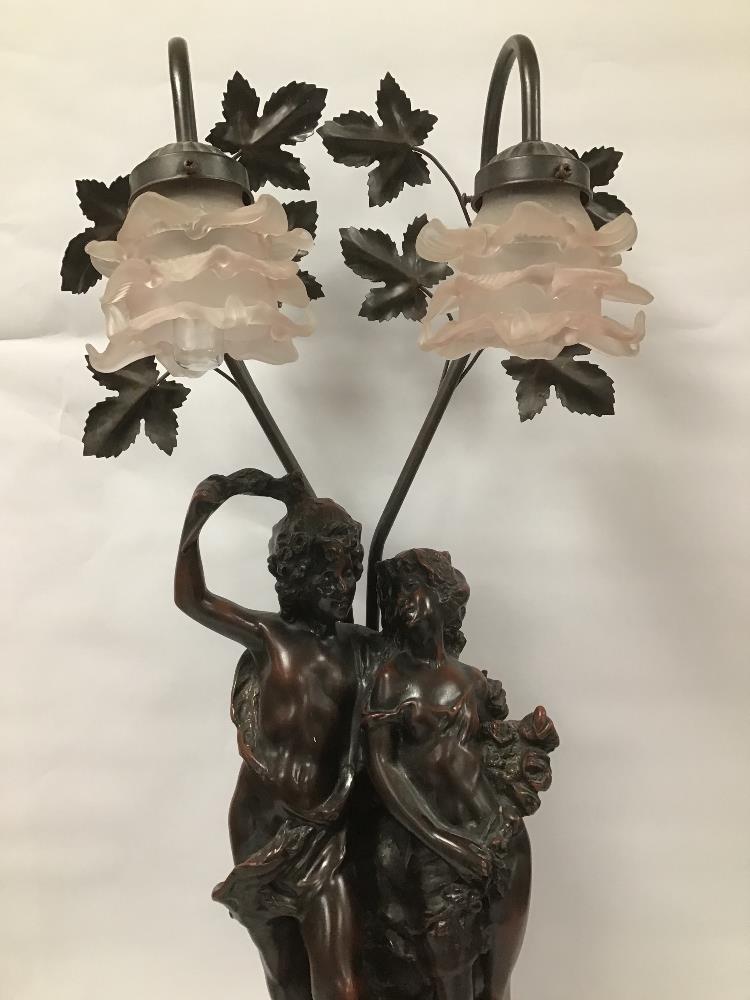 A LARGE MODERN SPELTER TABLE LAMP DEPICTING TWO CLASSICAL FIGURES, TWO BRANCH LIGHTS WITH GLASS - Image 3 of 5