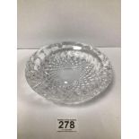 A VINTAGE WATERFORD CRYSTAL ASH TRAY OF CIRCULAR FORM, MARKED TO THE BASE 'WATERFORD' 18CM DIAMETER