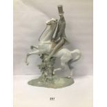 A LARGE SCARCE LLADRO PORCELAIN FIGURE GROUP OF A HORSE RIDER ON HORSEBACK WEARING A TOP HAT,