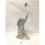 A LARGE LLADRO PORCELAIN FIGURE OF A CRANE, 48CM HIGH