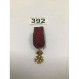 A YELLOW METAL MINIATURE FRENCH MEDAL 'HONNEUR ET PATRIE' WITH ENAMEL DETAILING THROUGHOUT, ON