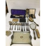 A MIXED LOT OF COLLECTABLES INCLUDING A DRESSING TABLE SET WITH PIERCED DETAILING, SILVER PLATE FISH