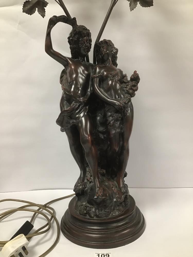 A LARGE MODERN SPELTER TABLE LAMP DEPICTING TWO CLASSICAL FIGURES, TWO BRANCH LIGHTS WITH GLASS - Image 2 of 5