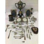 A MIXED LOT OF SILVER PLATE INCLUDING LIDDED TROPHY, MAPPIN AND WEBB TEA STRAINER AND MORE