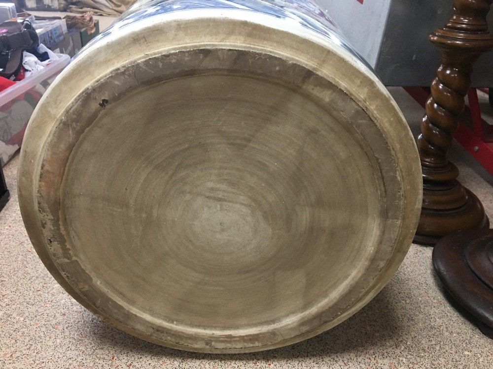 AN EARLY LARGE 20TH CENTURY CHINESE BLUE AND WHITE PLANTER 47CMS DIAMETER X 46CMS HIGH - Image 5 of 6