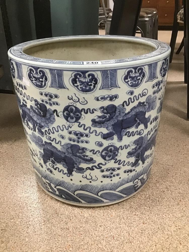 AN EARLY LARGE 20TH CENTURY CHINESE BLUE AND WHITE PLANTER 47CMS DIAMETER X 46CMS HIGH