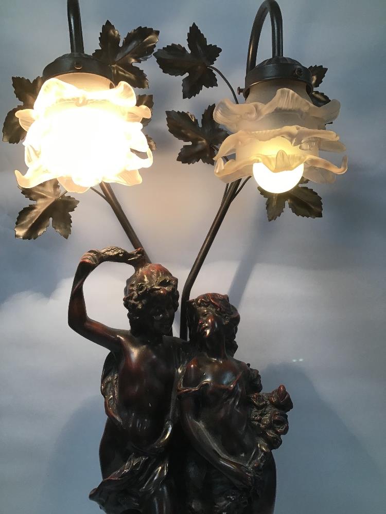 A LARGE MODERN SPELTER TABLE LAMP DEPICTING TWO CLASSICAL FIGURES, TWO BRANCH LIGHTS WITH GLASS - Image 4 of 5