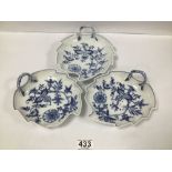 A SET OF THREE MEISSEN PORCELAIN BLUE AND WHITE LEAF SHAPED PLATES, LARGEST 22CM