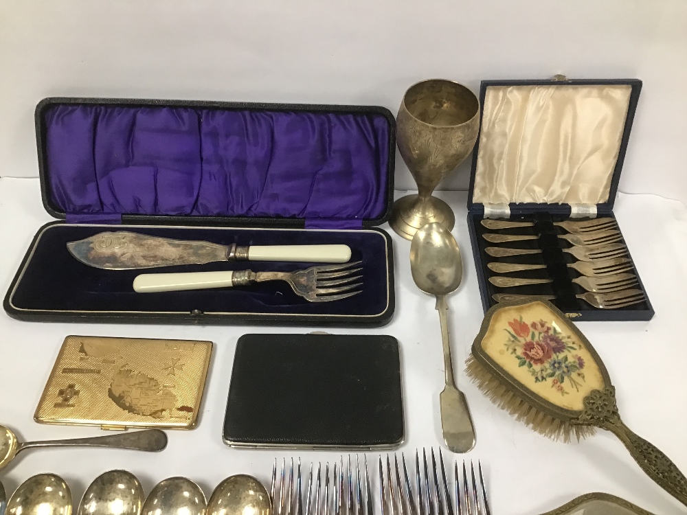 A MIXED LOT OF COLLECTABLES INCLUDING A DRESSING TABLE SET WITH PIERCED DETAILING, SILVER PLATE FISH - Image 2 of 5