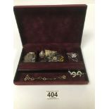 A SMALL ASSORTMENT OF VINTAGE JEWELLERY INCLUDING SILVER FLOWER BROOCH, SILVER GILT BRACELET, COIN