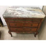 A FRENCH EMPIRE STYLE THREE DRAW CHEST OF DRAWERS WITH ORMOLU DETAILING WITH A MARBLE TOP H 80, W