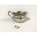 AN EARLY 20TH CENTURY SILVER CREAM JUG OF OVAL FORM, HALLMARKED CHESTER, OTHER MARKS RUBBED, 42.2G