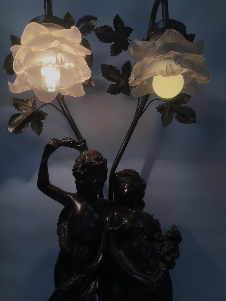 A LARGE MODERN SPELTER TABLE LAMP DEPICTING TWO CLASSICAL FIGURES, TWO BRANCH LIGHTS WITH GLASS - Image 5 of 5