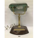 A VINTAGE BANKERS LAMP WITH ROTATING GREEN SHADE ON WOODEN BASE, 39CM HIGH