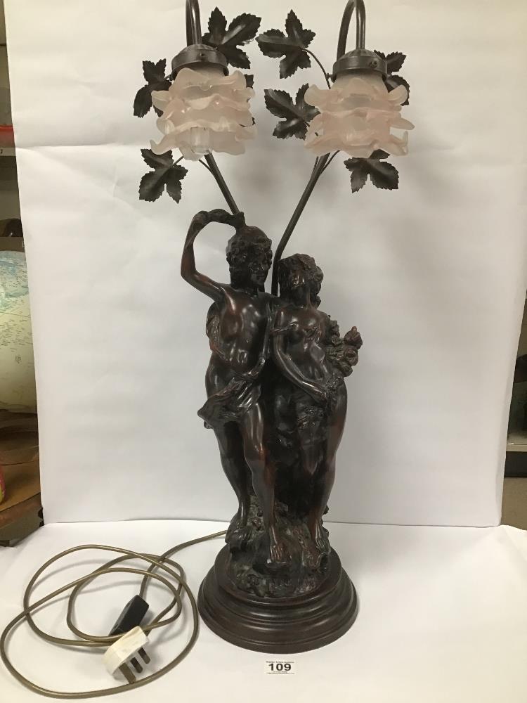 A LARGE MODERN SPELTER TABLE LAMP DEPICTING TWO CLASSICAL FIGURES, TWO BRANCH LIGHTS WITH GLASS