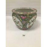 A CHINESE PORCELAIN FAMILLE ROSE FISH BOWL JARDINIERE WITH RED SIX PIECE CHARACTER MARK TO BASE,