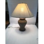 A 20TH CENTURY CERAMIC TABLE LAMP, RAISED UPON WOODEN BASE WITH ORIGINAL LIGHT SHADE