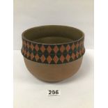 A STIG LINDBERG STONEWARE BOWL FROM THE SILUR RANGE, GUSTAVSBERG, 20.5CM DIAMETER