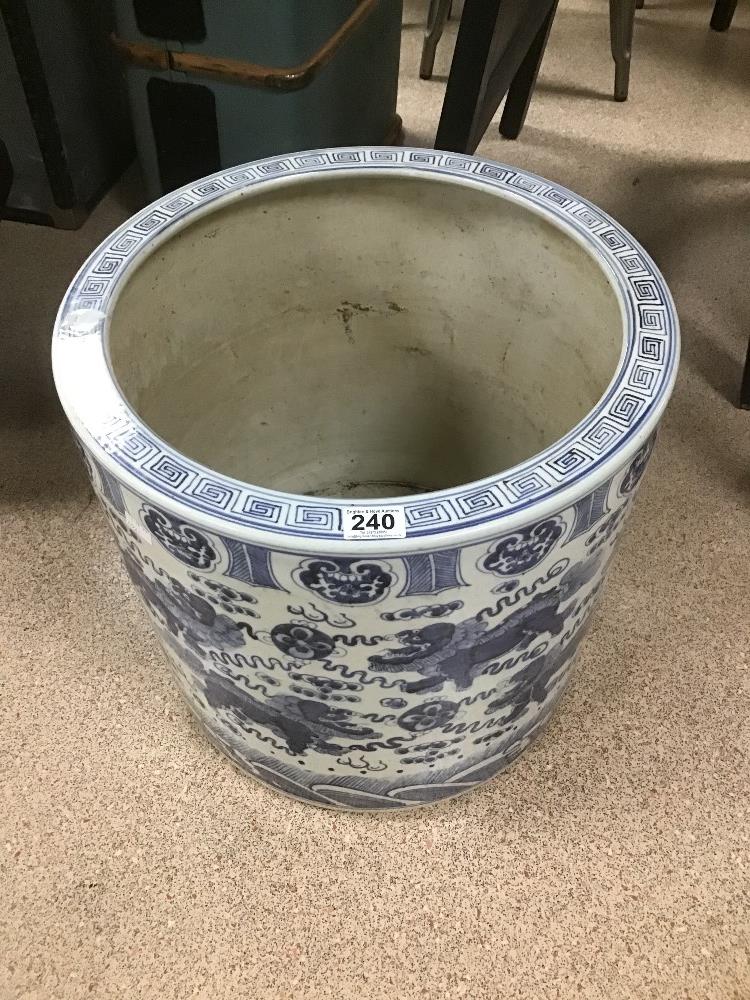 AN EARLY LARGE 20TH CENTURY CHINESE BLUE AND WHITE PLANTER 47CMS DIAMETER X 46CMS HIGH - Image 6 of 6