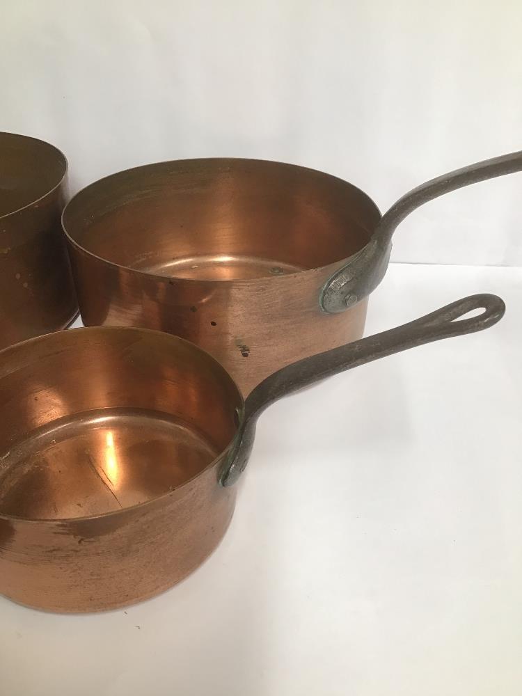 A SET OF FIVE COPPER SAUCEPANS OF GRADUATED FROM, LARGEST 34CM LONG - Image 4 of 4