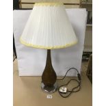 A MODERN COLOURED ART GLASS TABLE LAMP WITH SHADE ON CHROME BASE, 66CM HIGH