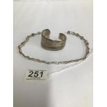 A HEAVY 925 SILVER NECKLACE AND A MEXICAN SILVER FIXED BANGLE, COMBINED WEIGHT 108G