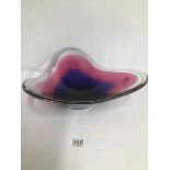 A LARGE BLUE AND PINK SWEDISH ART GLASS DISH BY FLYGFORS, ETCHED SIGNATURE TO THE BASE, 28CM