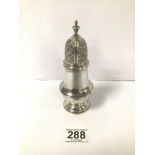 A MODERN SILVER SUGAR SHAKER OF BALUSTER FORM, HALLMARKED LONDON 1972 BY RICHARDS AND KNIGHT, 110G