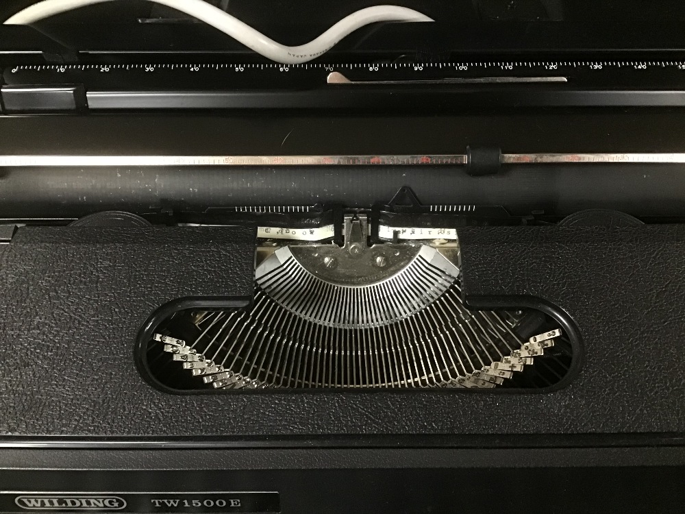 A VINTAGE WILDING TW 1500E ELECTRIC TYPEWRITER IN ORIGINAL PLASTIC CARRY CASE - Image 3 of 3