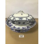A LARGE 19TH CENTURY CENTURY BLUE AND WHITE PORCELAIN TAZZA, INDISTINGCTLY MARKED TO BASE, 31CM