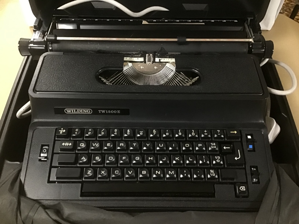 A VINTAGE WILDING TW 1500E ELECTRIC TYPEWRITER IN ORIGINAL PLASTIC CARRY CASE - Image 2 of 3