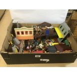 AN EXTENSIVE COLLECTION OF VINTAGE PLASTIC TOY SOLDIERS, FIGURES AND SCENARY, INCLUDING RED