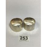 A PAIR OF UNUSUALLY HEAVY SILVER NAPKIN RINGS, HALLMARKED LONDON 1961 BY JMN, 141G